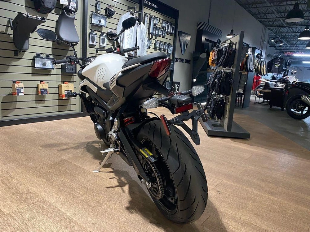 2025 Triumph Street Triple 765 R alt