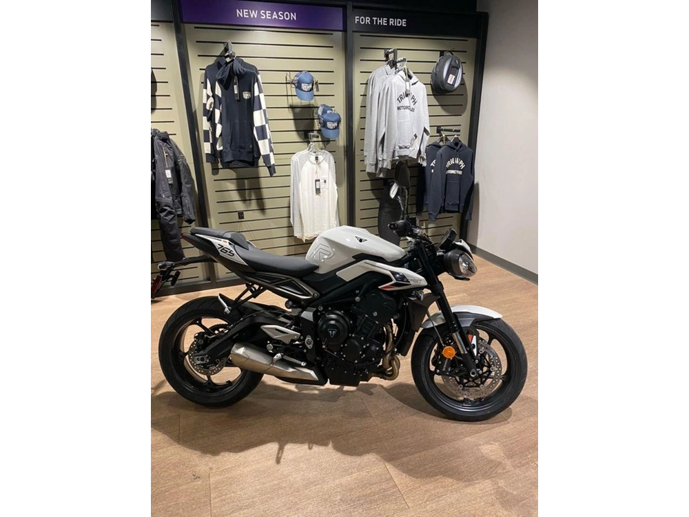 2025 Triumph Street Triple 765 R alt