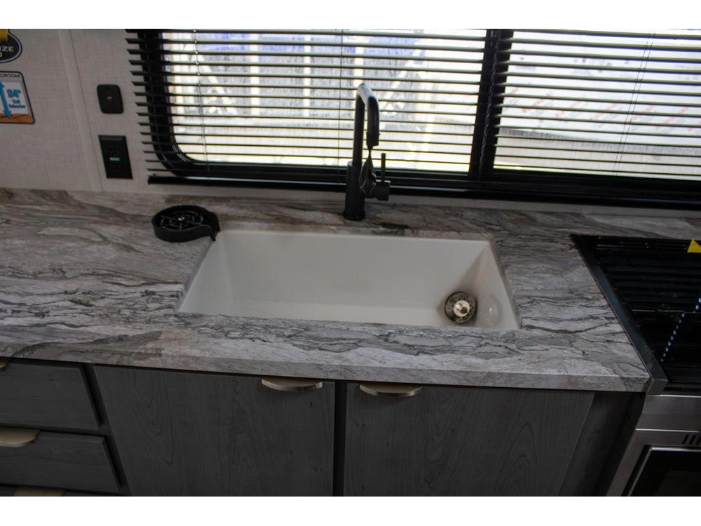 2025 Forest River Ozark 2400bh-98 alt