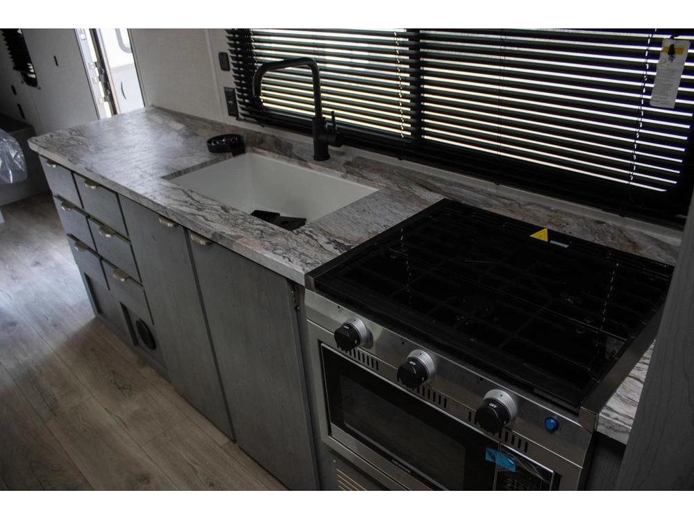 2025 Forest River Ozark 2400bh-98 alt