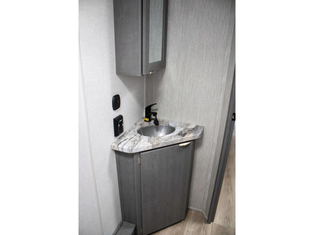 2025 Forest River Ozark 2400bh-98 alt