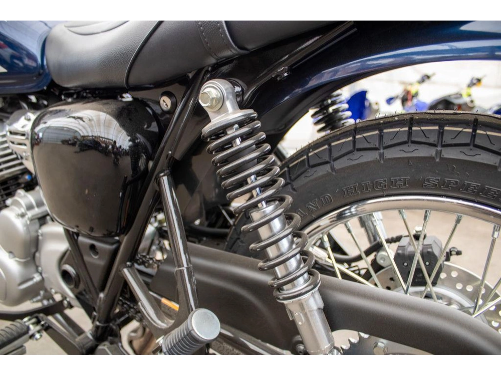 2025 Kawasaki W230 alt