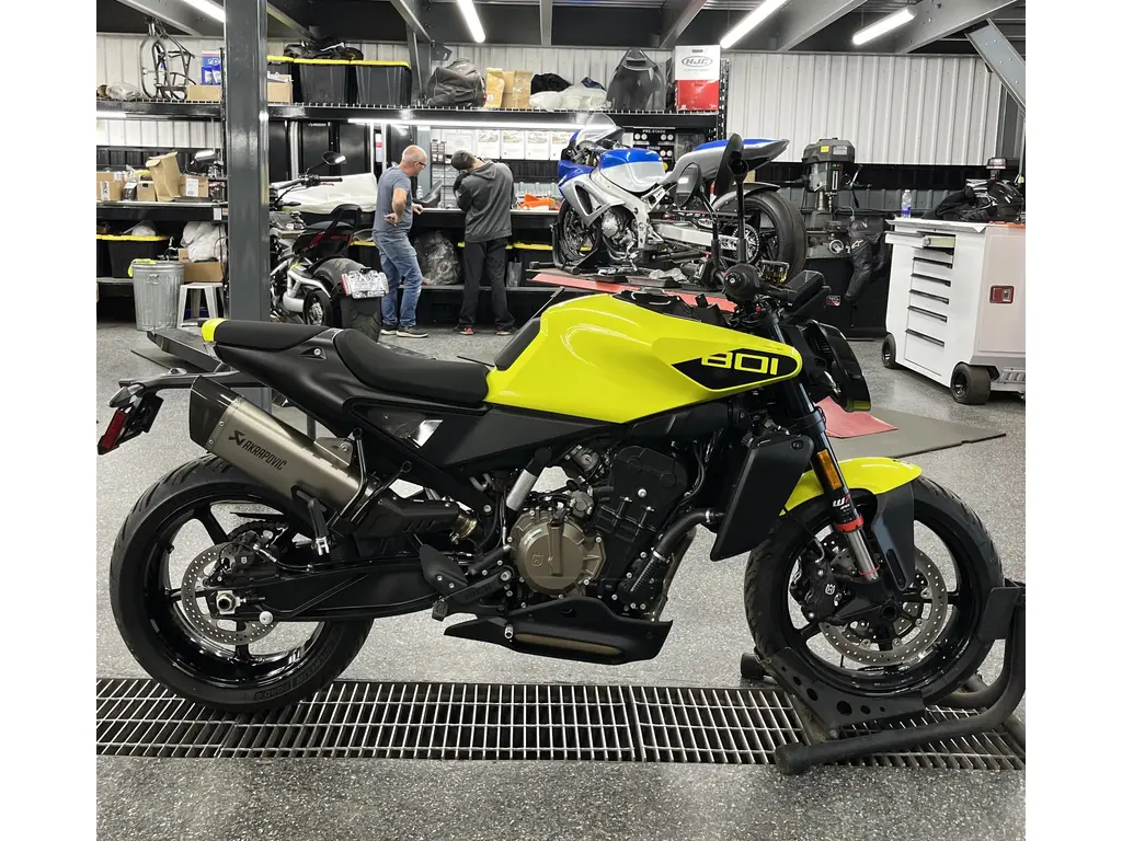 2025 Husqvarna VITPILEN 8
