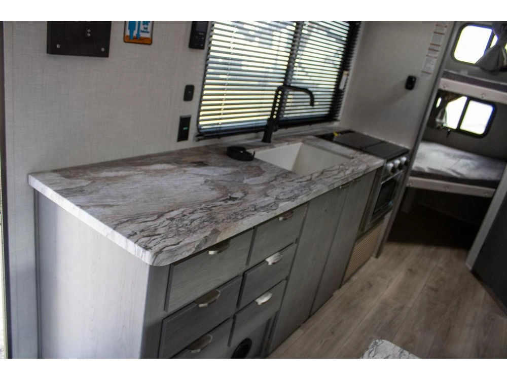 2025 Forest River Ozark 2400bh-98 alt