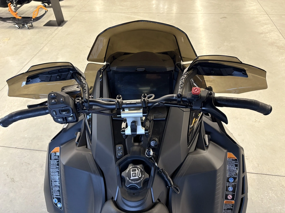 2025 Ski-doo Sm Ren Xrs 9tr Bk 137 1.2rs Sas Hub 25 900 Ace Turbo R 137 1.25 alt