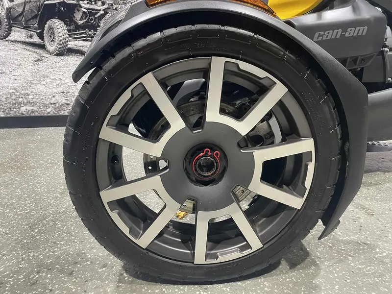 2019 Can-Am RYKER 900 RALLY **VALISE ARRIERE ET PARE-BRISE!!**