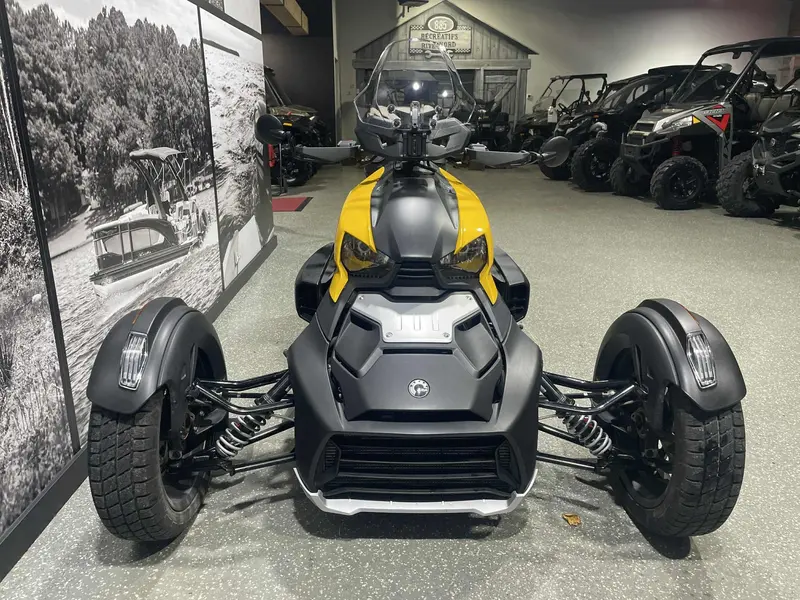 2019 Can-Am RYKER 900 RALLY **VALISE ARRIERE ET PARE-BRISE!!**