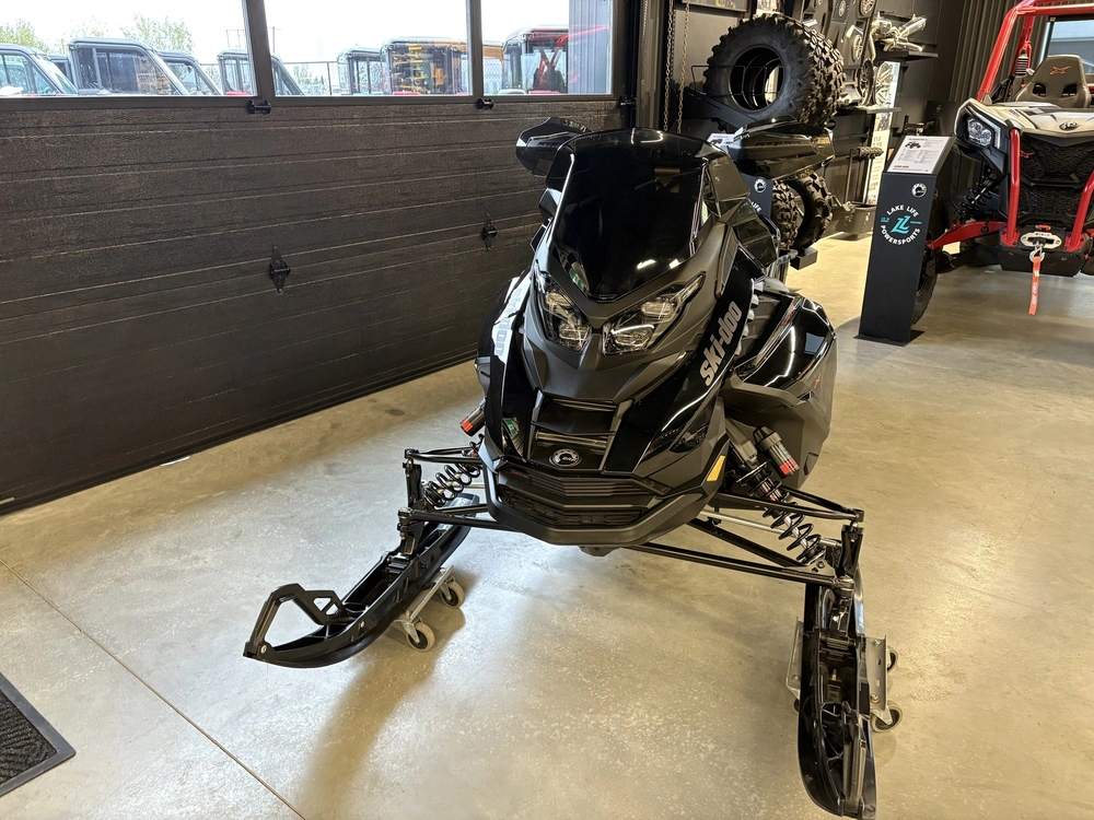 2025 Ski-doo Sm Ren Xrs 9tr Bk 137 1.2rs Sas Hub 25 900 Ace Turbo R 137 1.25 alt
