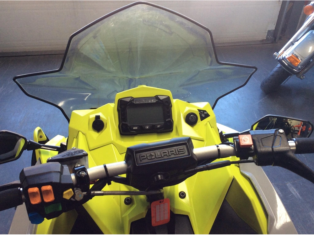 Polaris 800 Indy Adventure 137 2020 alt