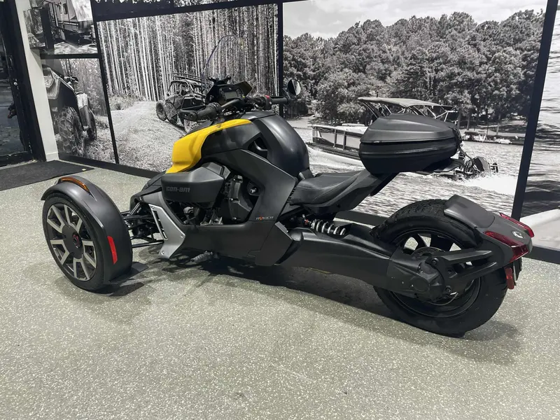 2019 Can-Am RYKER 900 RALLY **VALISE ARRIERE ET PARE-BRISE!!**