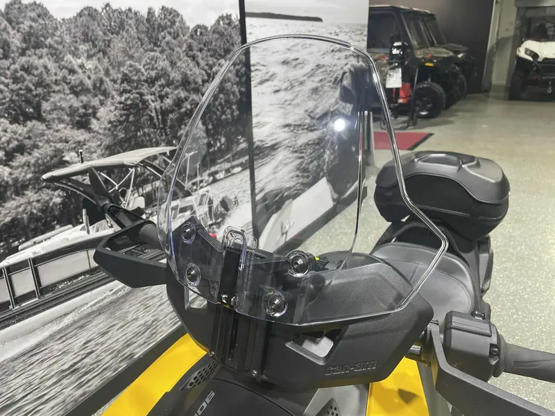 2019 Can-Am RYKER 900 RALLY **VALISE ARRIERE ET PARE-BRISE!!**
