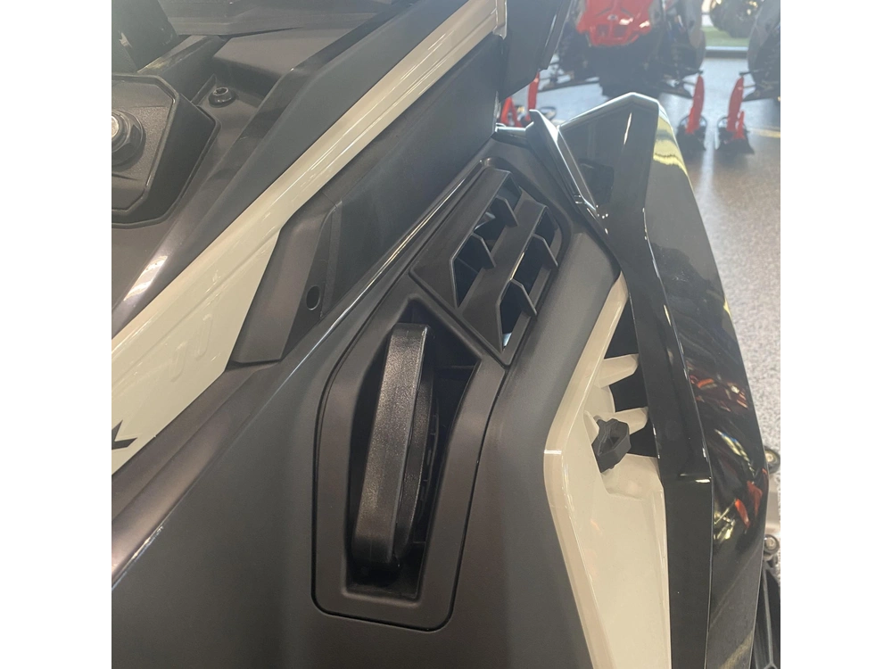 2025 Polaris 650 Indy Sp 137 alt