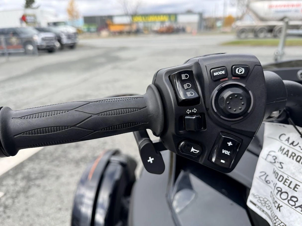 2022 Can-am F3-s alt