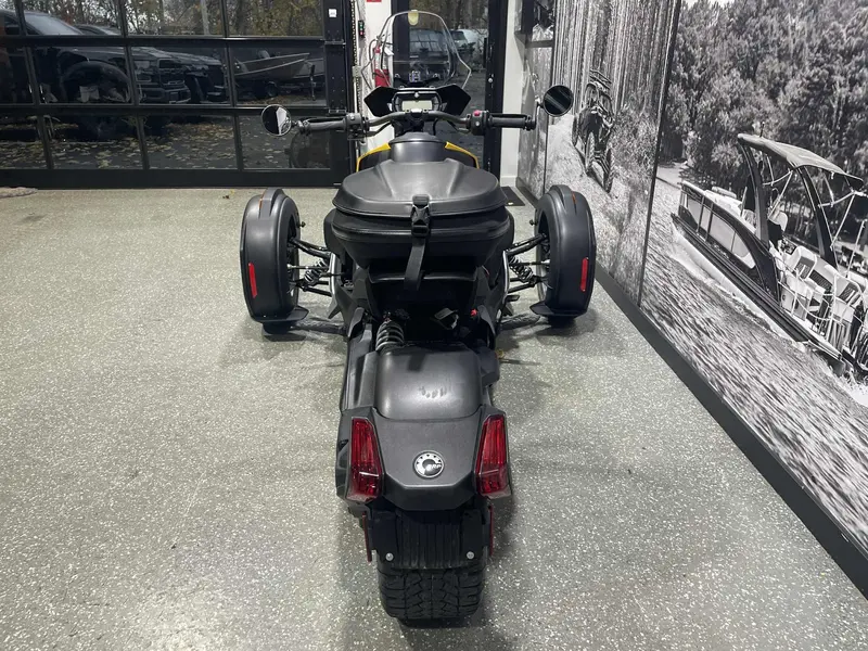 2019 Can-Am RYKER 900 RALLY **VALISE ARRIERE ET PARE-BRISE!!**