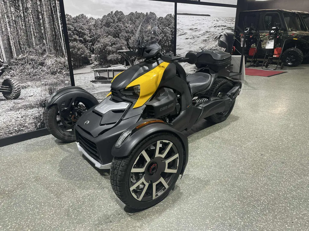 2019 Can-Am RYKER 900 RALLY **VALISE ARRIERE ET PARE-BRISE!!**