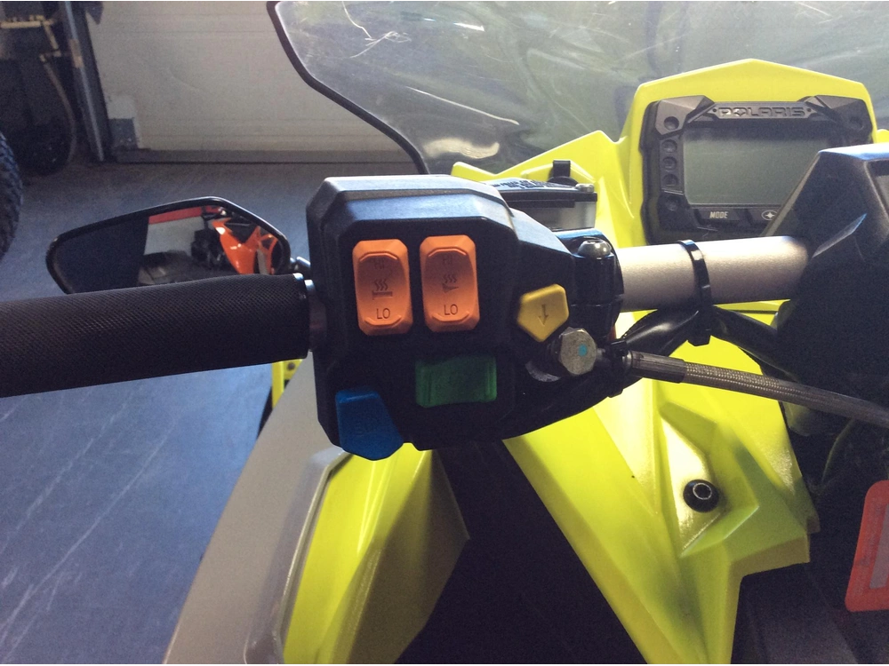 Polaris 800 Indy Adventure 137 2020 alt