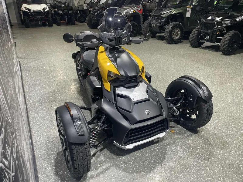 2019 Can-Am RYKER 900 RALLY **VALISE ARRIERE ET PARE-BRISE!!**