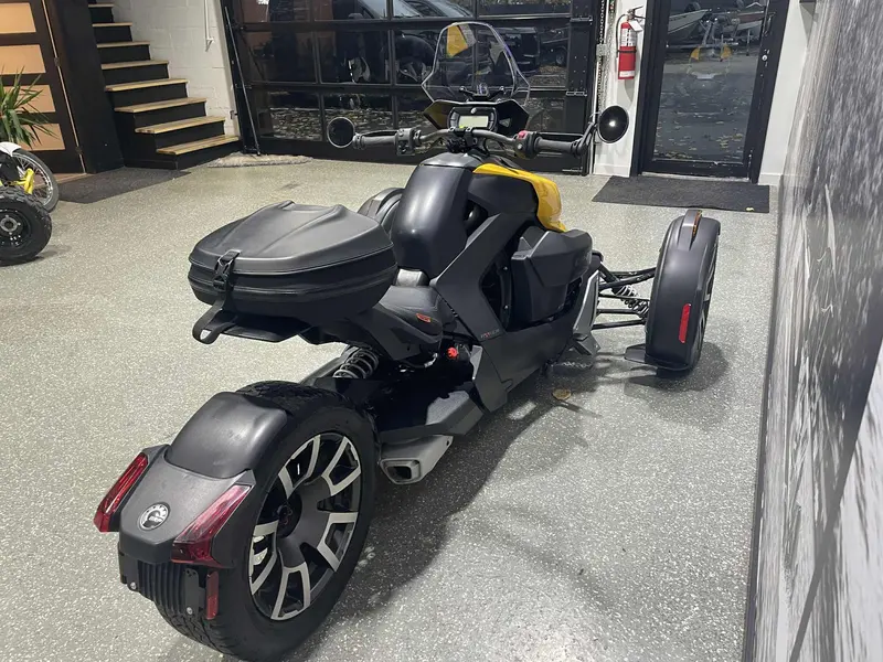 2019 Can-Am RYKER 900 RALLY **VALISE ARRIERE ET PARE-BRISE!!**