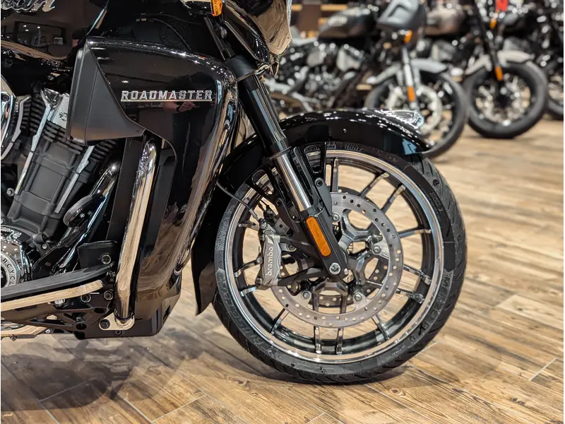 2025 Indian Motorcycle Roadmaster PowerPlus Limited with 112 + Powerband Audio Package // Black Metallic thumbnail 4