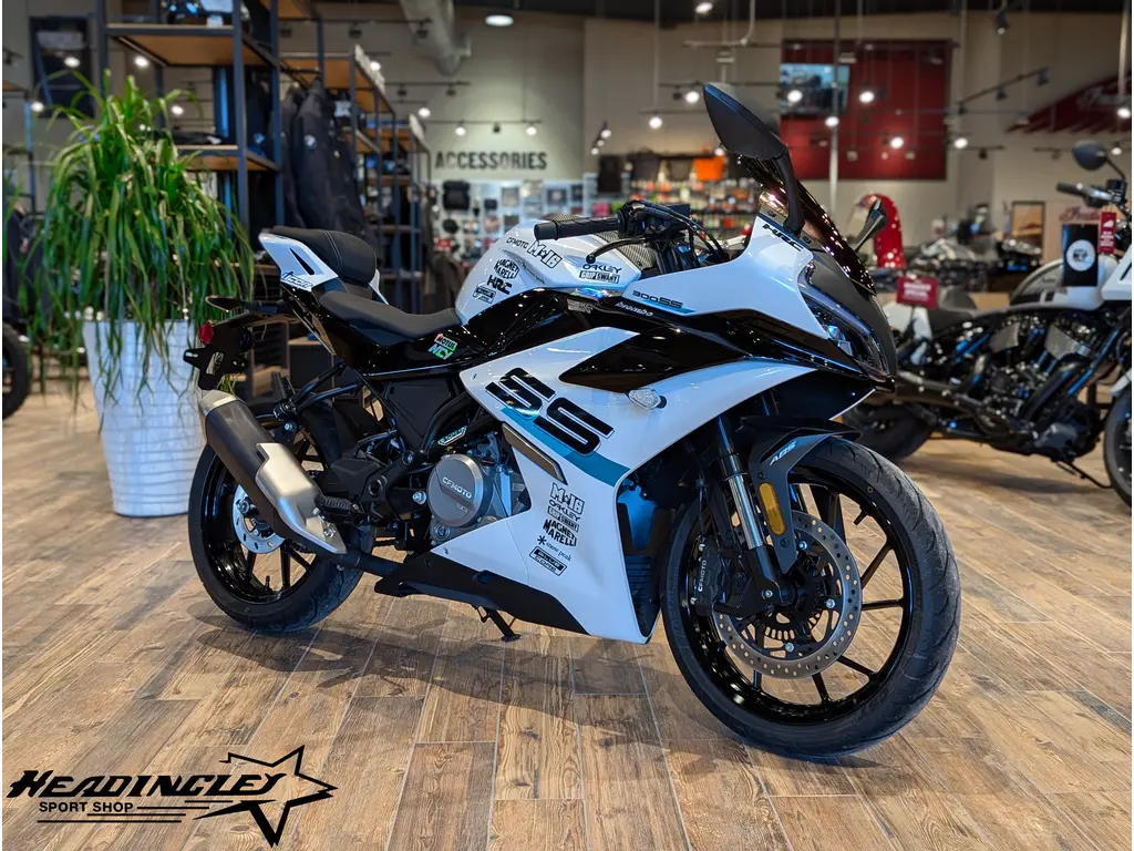 2024 CFMOTO 300SS // Nebula White 