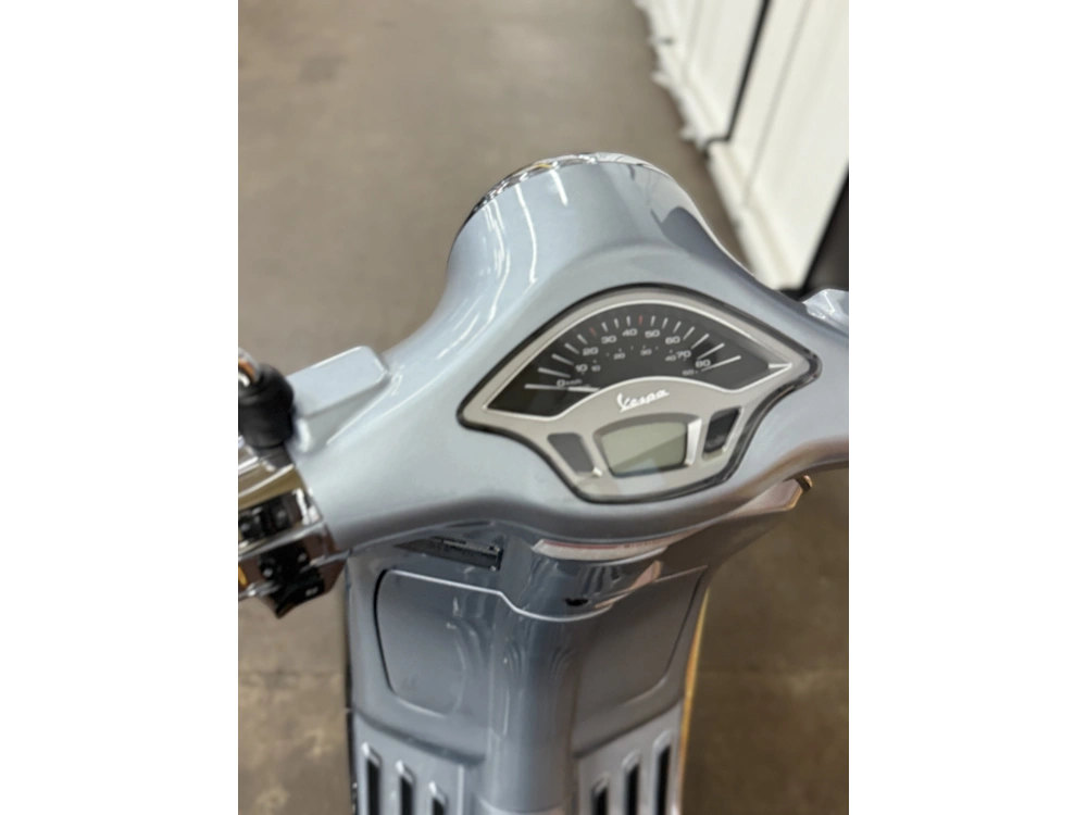 2023 Vespa Sprint S alt