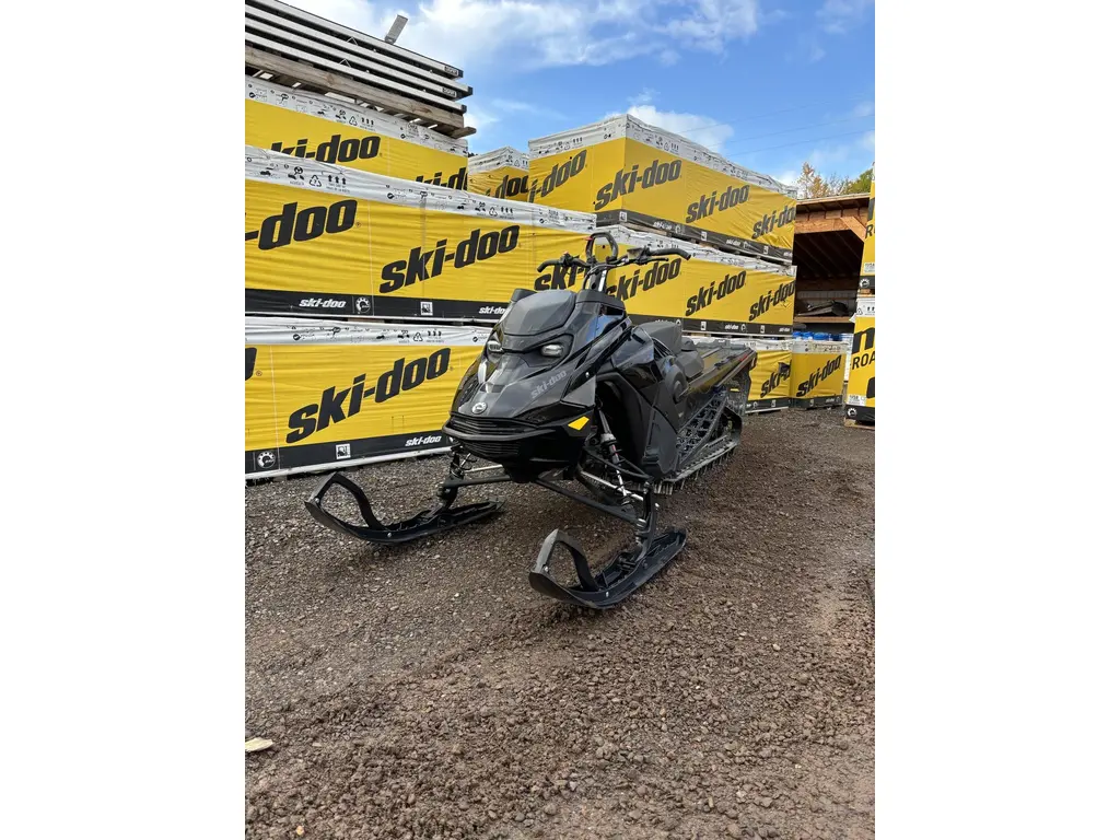 2023 Ski-Doo Summit Edge 850 165 3″ electric start