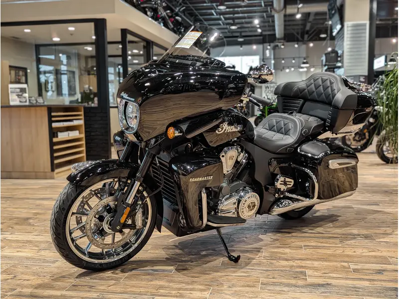 2025 Indian Motorcycle Roadmaster PowerPlus Limited with 112 + Powerband Audio Package // Black Metallic thumbnail 14