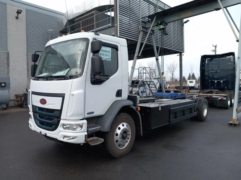 Peterbilt 220EV  2025
