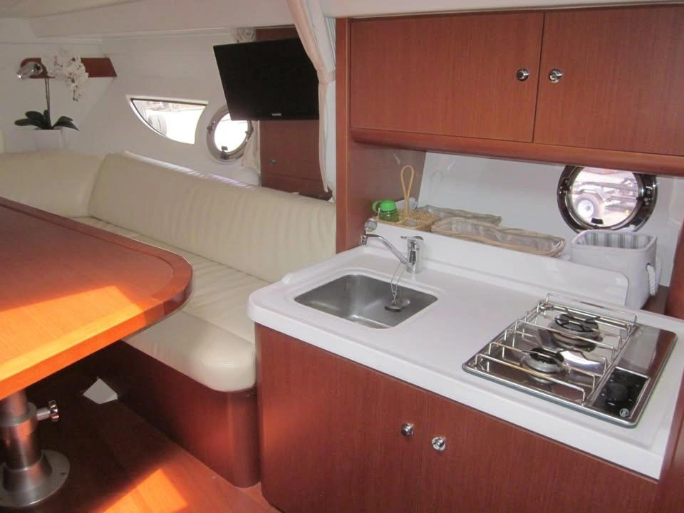 2013 Beneteau Grand Tourismo 34 alt