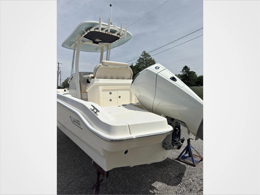 2025 Boston Whaler 220 Dauntless alt