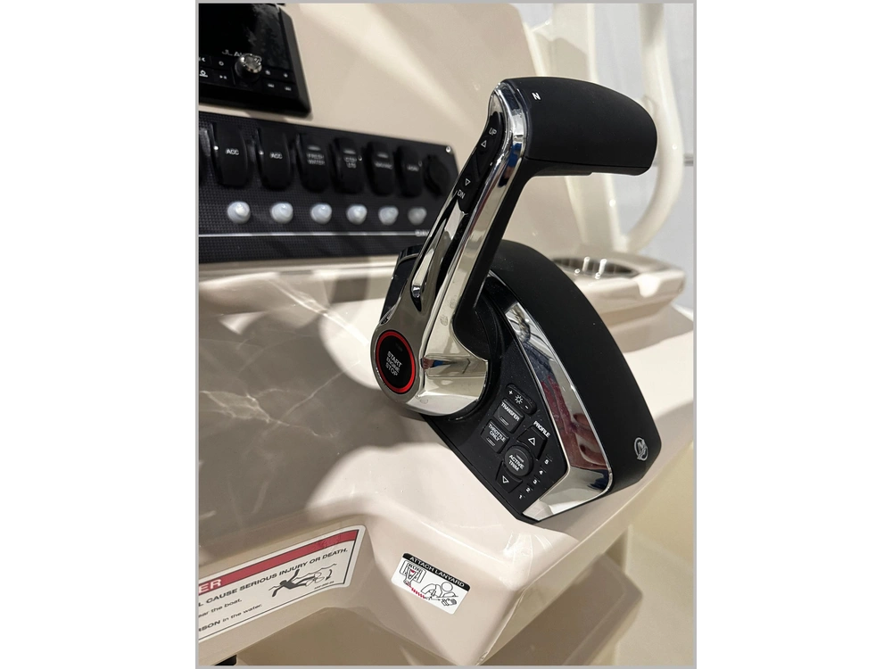 2025 Boston Whaler 220 Dauntless alt