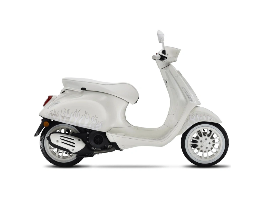Vespa Sprint 50 Justin Bieber 2022 alt