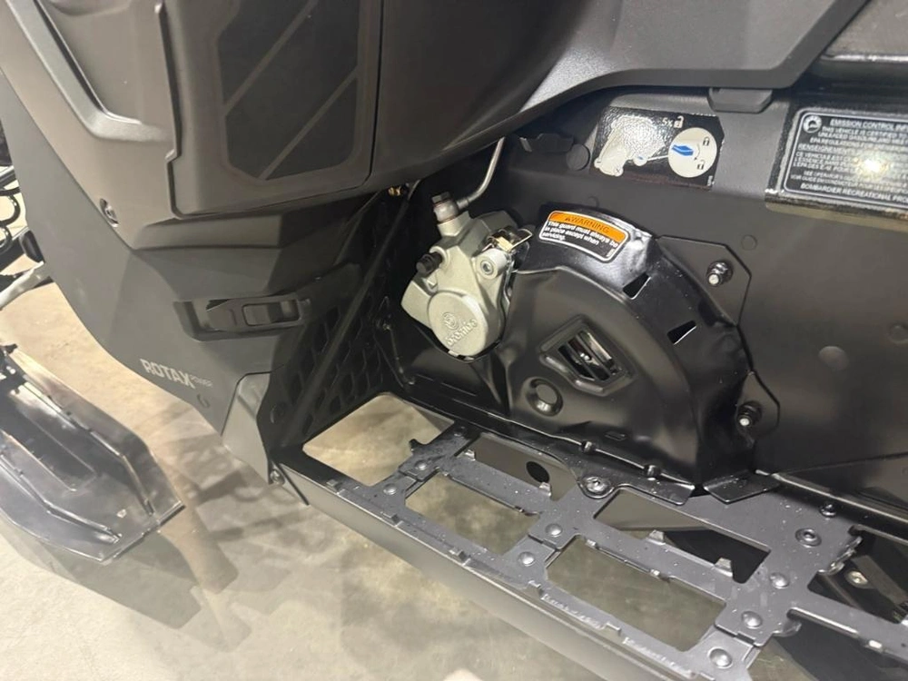 Ski-doo Summit Adr W/ Edge Pkg 154 850 E-tec Powdermax Light Flexedge 2.5'' Shot 2026 alt