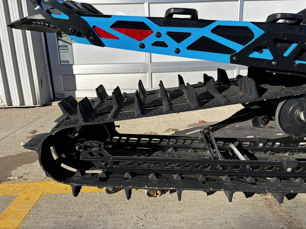 Bombardier Summit X 850 165 2021 alt