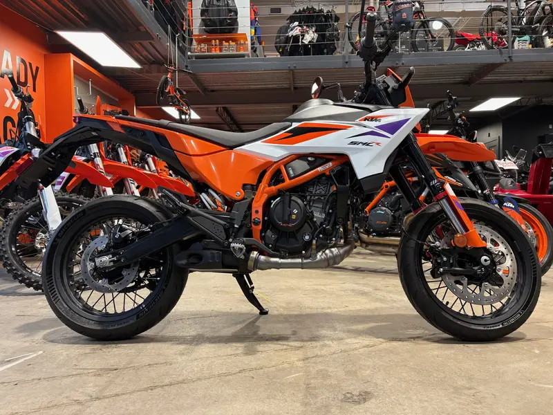 2025 KTM 390 SMC R thumbnail 2