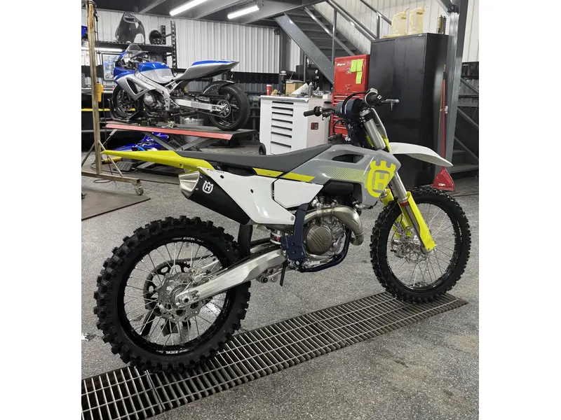 2024 Husqvarna FC 450 thumbnail 2