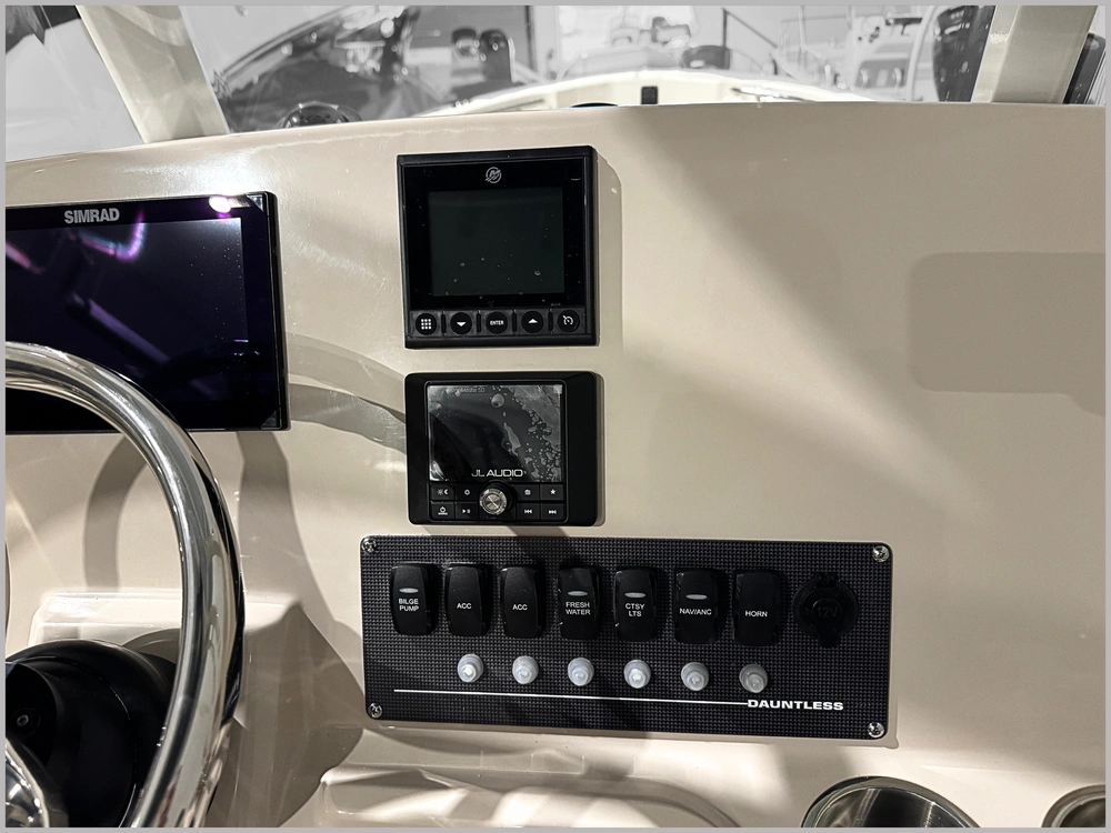 2025 Boston Whaler 220 Dauntless alt