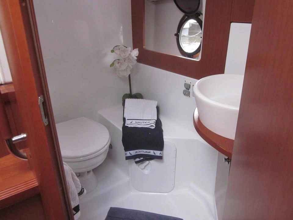 2013 Beneteau Grand Tourismo 34 alt