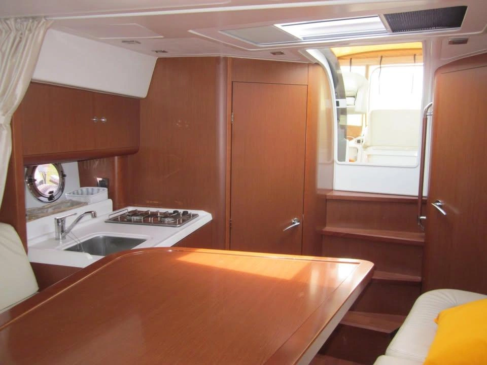 2013 Beneteau Grand Tourismo 34 alt
