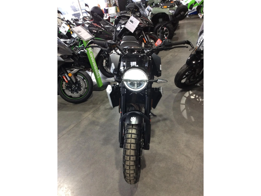 Husqvarna Svartpilen 801 2025 alt