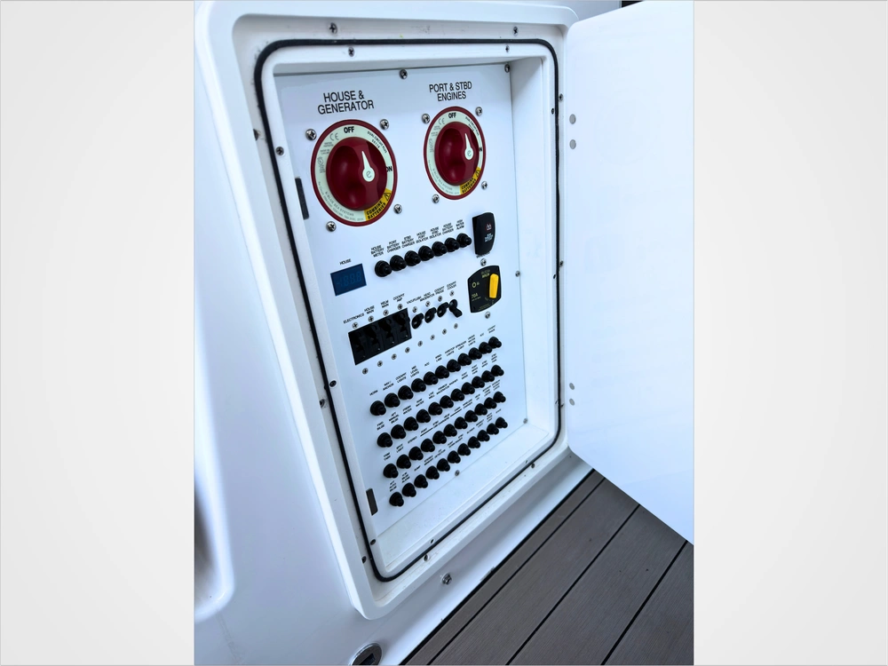 2021 Pursuit Dc 326 alt