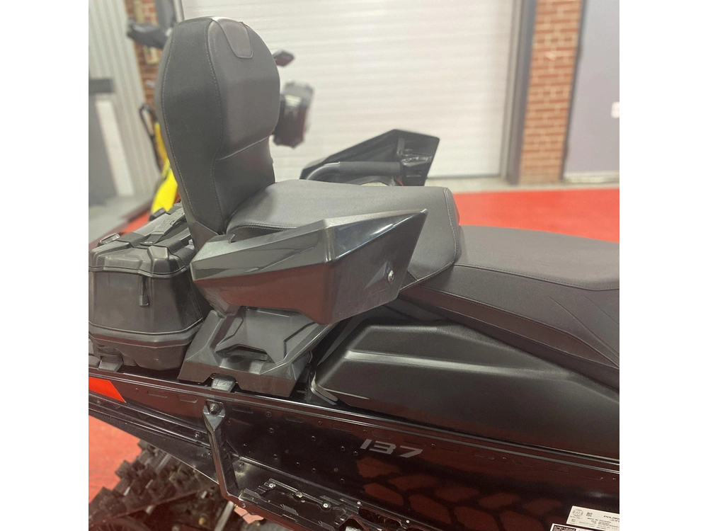 2025 Polaris 650 Indy Adventure 137 alt