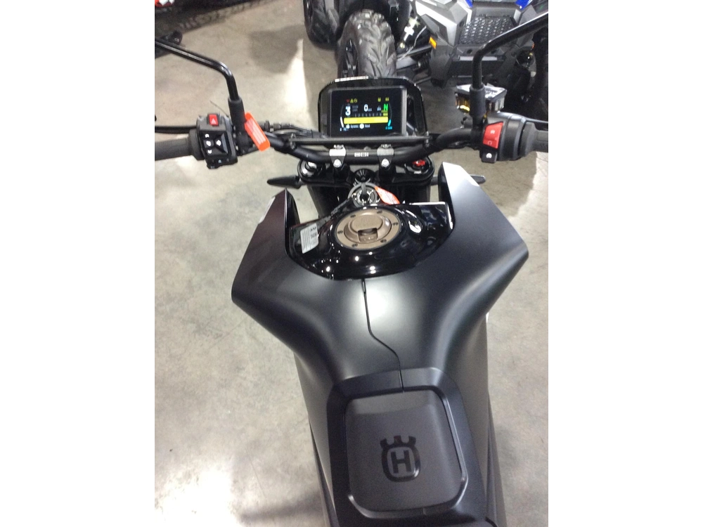 Husqvarna Svartpilen 801 2025 alt