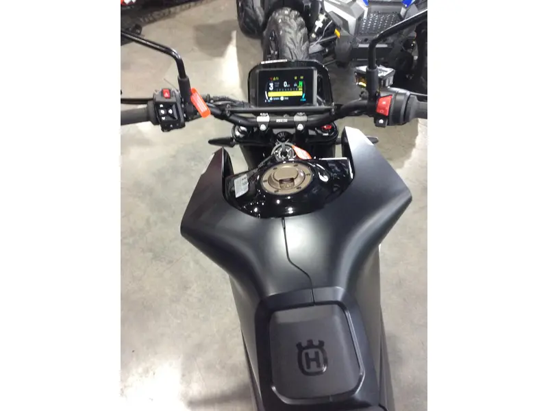 2025 Husqvarna SVARTPILEN 801 thumbnail 8