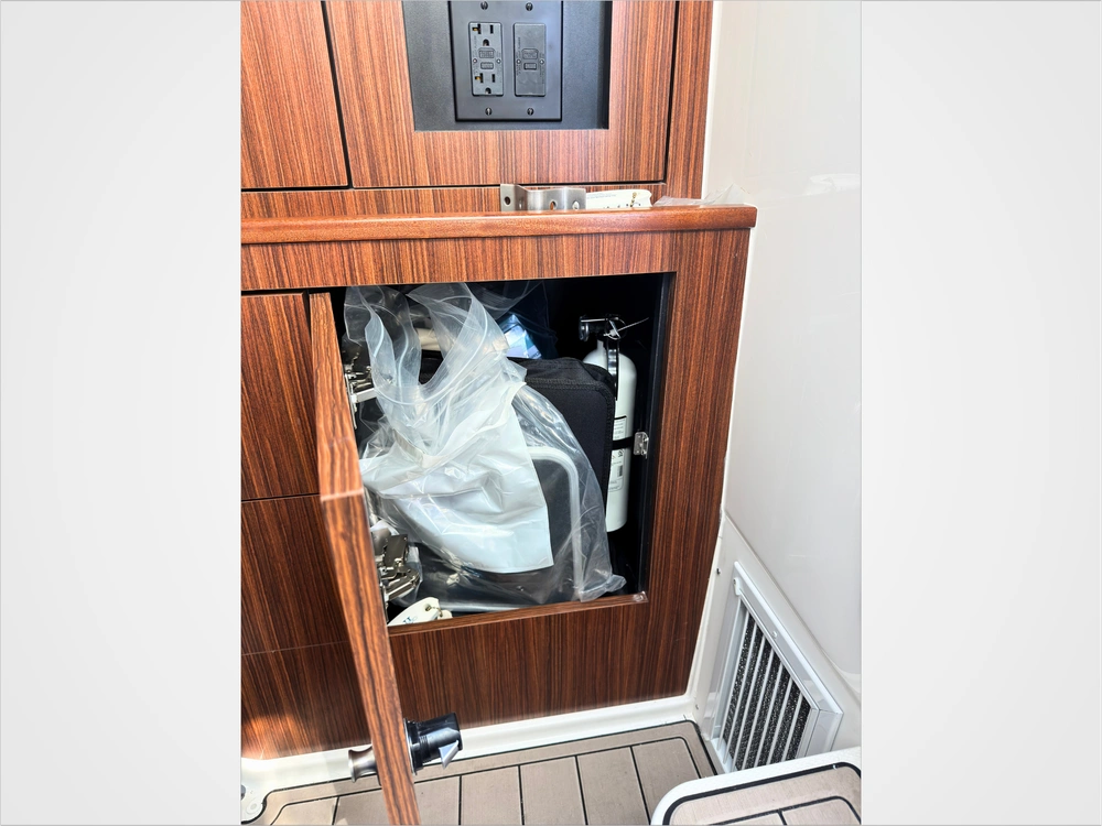 2021 Pursuit Dc 326 alt