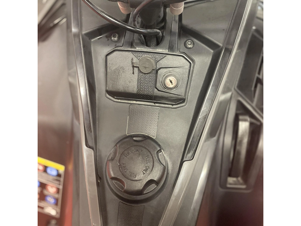 2025 Polaris 650 Indy Adventure 137 alt