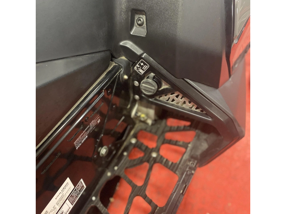 2025 Polaris 650 Indy Adventure 137 alt