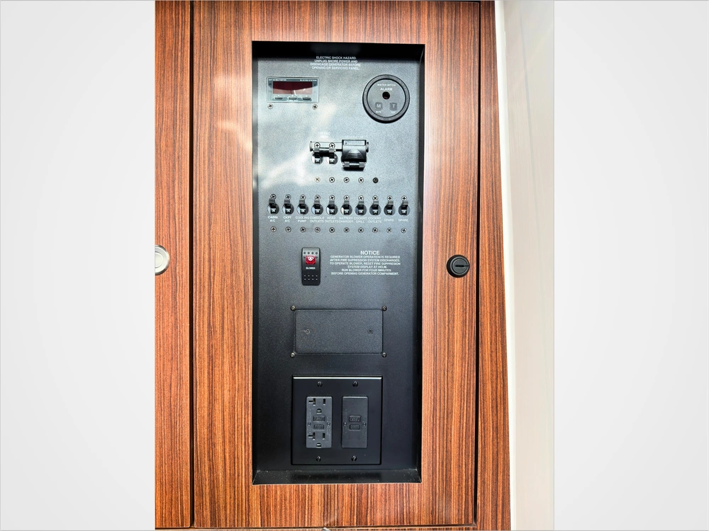 2021 Pursuit Dc 326 alt