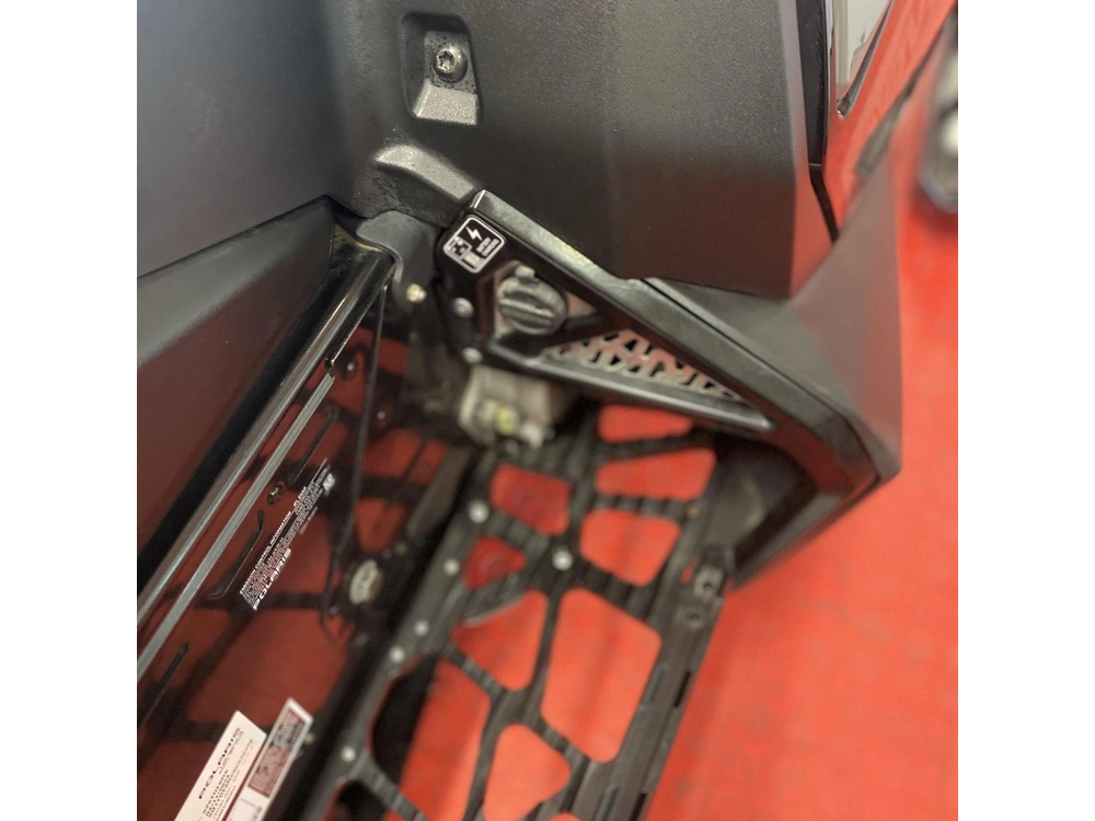 2025 Polaris 650 Indy Adventure 137 alt