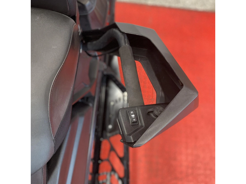 2025 Polaris 650 Indy Adventure 137 alt